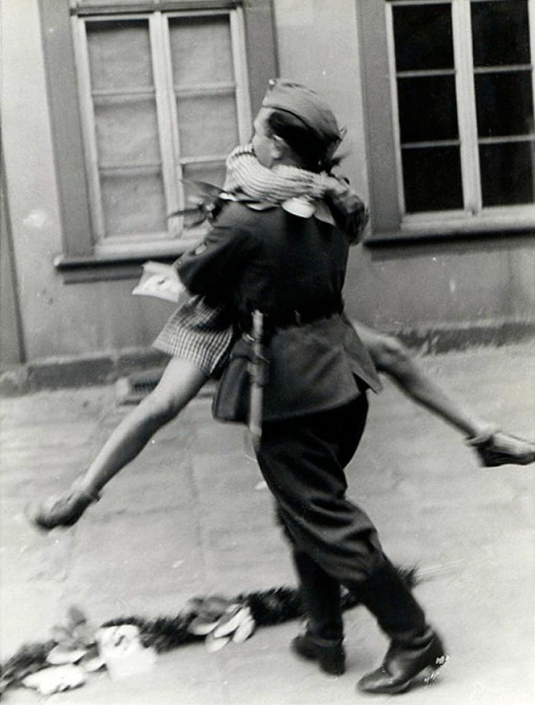 1. 1940'larda savaştan geri dönen asker ve sevgilisi