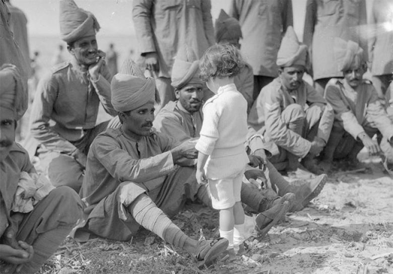 2. Hizmet için Fransa'ya gelen Hintli askerlerle tanışan Fransız çocuk, 30 Eylül 1914