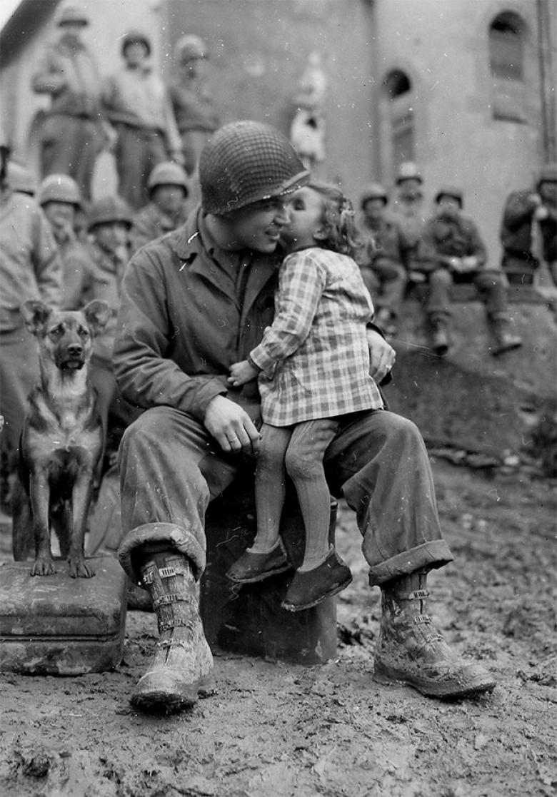 7. Sevgililer Günü'nde bir Amerikan askerini öpen Fransız kız, 1945