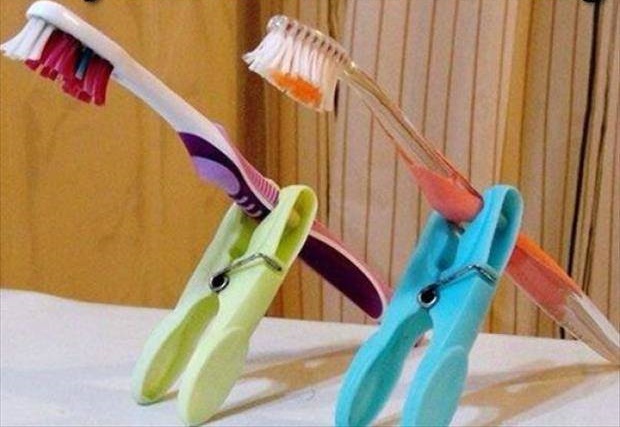 Balkondaki çamaşır mandallarını diş fırçalarınızın hijyeni için kullanabilirsiniz.