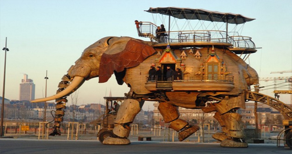 ’The Great Elephant’ yarı robot yarı bina Nantes adasında bulunuyor.