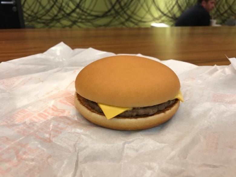 Pürüzsüz bir cheeseburger...