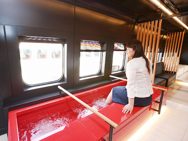 Japonya'daki Toreiyu Tsubasa isimli tren, insanlar yolculuklarını daha rahat geçirebilsin diye ayak banyolarıyla dolu.