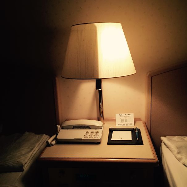 Otel odasında sadece yarısını kullanabileceğiniz gece lambasına rastlayabilirsiniz.