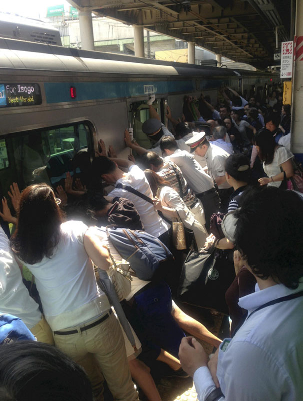 Tokyo'da bir kadın tren ve platformun arasına sıkışınca bütün yolcular kadını kurtarabilmek için treni itmişler.