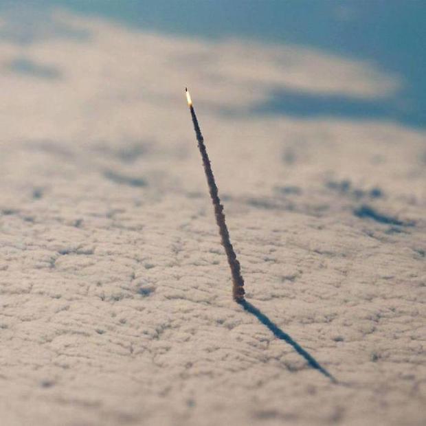 5. NASA’nın görüntülemiş olduğu bir uzay mekiğinin atmosferden yukarı çıkış anı
