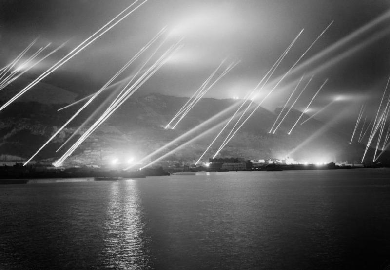 5. Cebelitarık'taki arama ışıkları, 1942