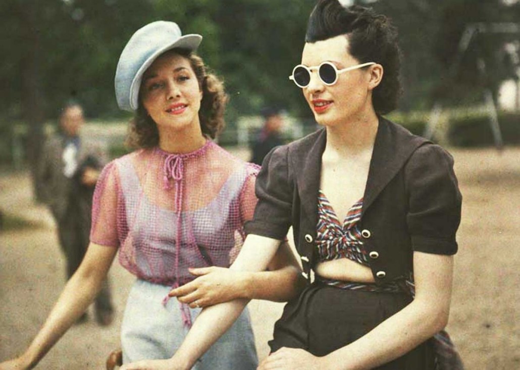 17. 1930'lardan iki Parisli kadın.