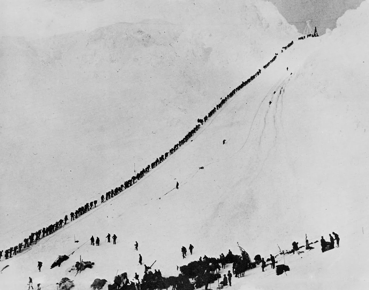 18. Altın avcıları kar kış demeden Chilkoot geçidini geçerken, 1898.