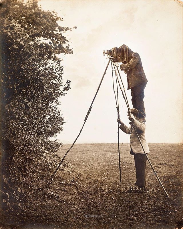 Yıl 1890 - Vahşi yaşam fotoğrafçısı Cherry Kearton, bir kuş yuvasının fotoğrafını çekerken.