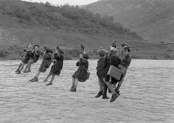 Yıl 1959 - Okula giderken nehri geçen çocuklar.