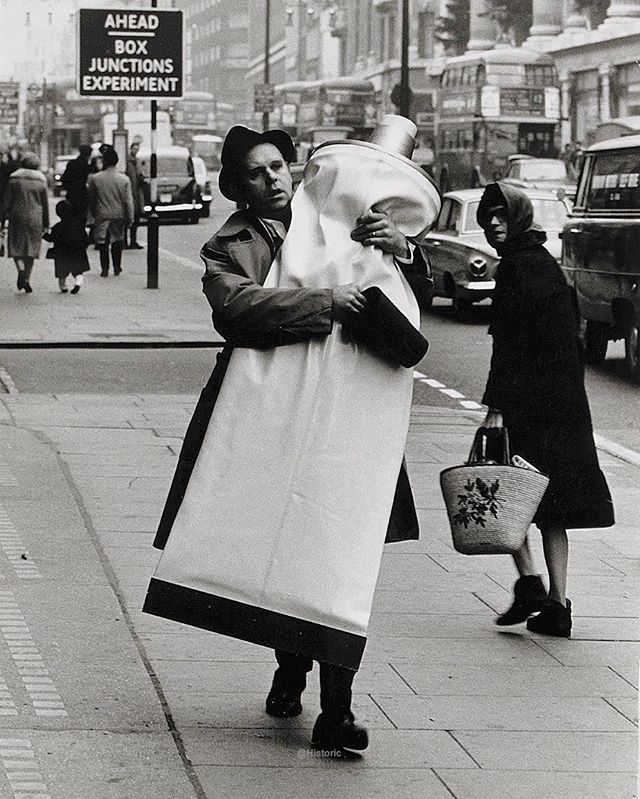 Yıl 1966 - Heykeltıraş olan Claes Oldenburg, Londra sokaklarında dev bir diş macunu tüpü taşıyor.