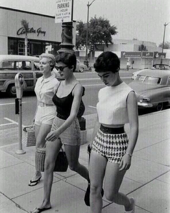 Yıl 1950 'lerin cesur ve modern kıyafetli kadınları.