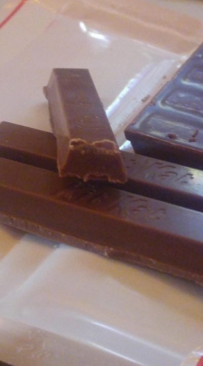 Kitkat ama içinde gofret değil sırf çikolata var