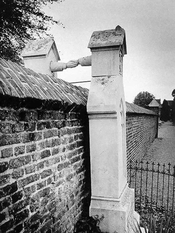 6. Katolik ve Protestan sevgililerin iki ayrı mezarı.