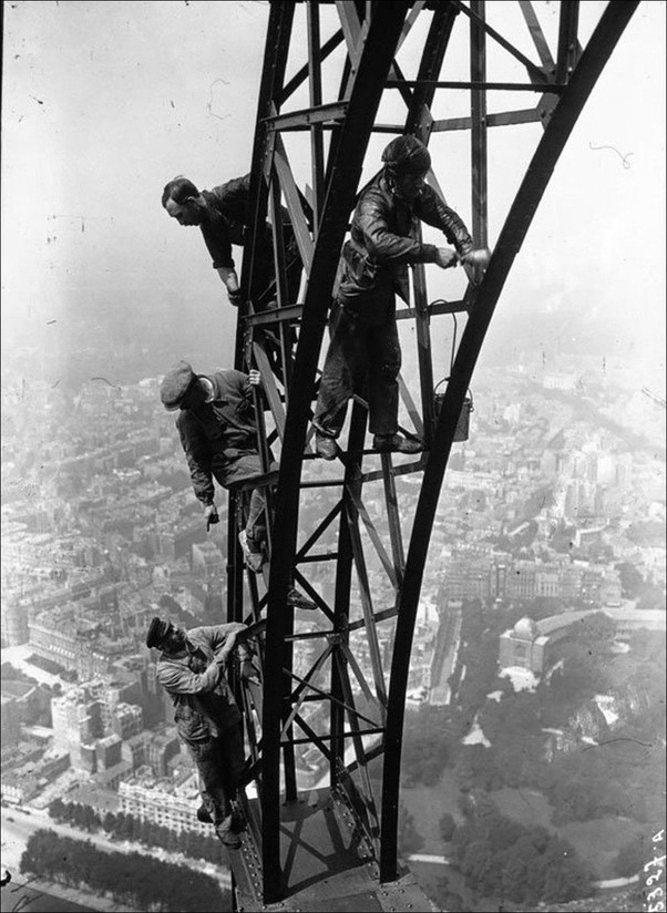 18. Eiffel Kulesi'nin zirvesinde çalışan işçiler.