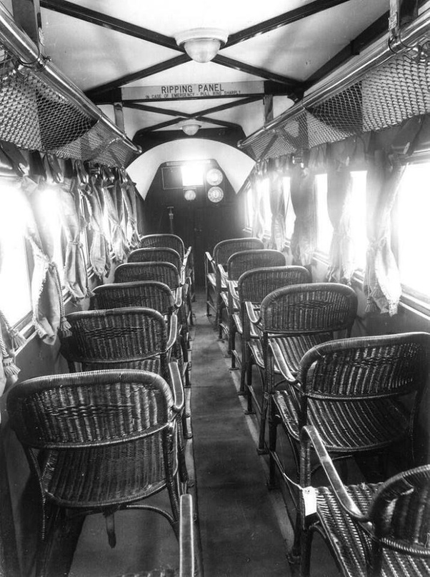 19. Tramvay ya da otobüs değil, bir uçak kabini.