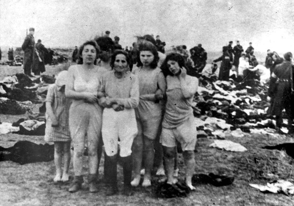 20. Naziler tarafından infaz edilmek üzere olan Yahudi kadınlar.
