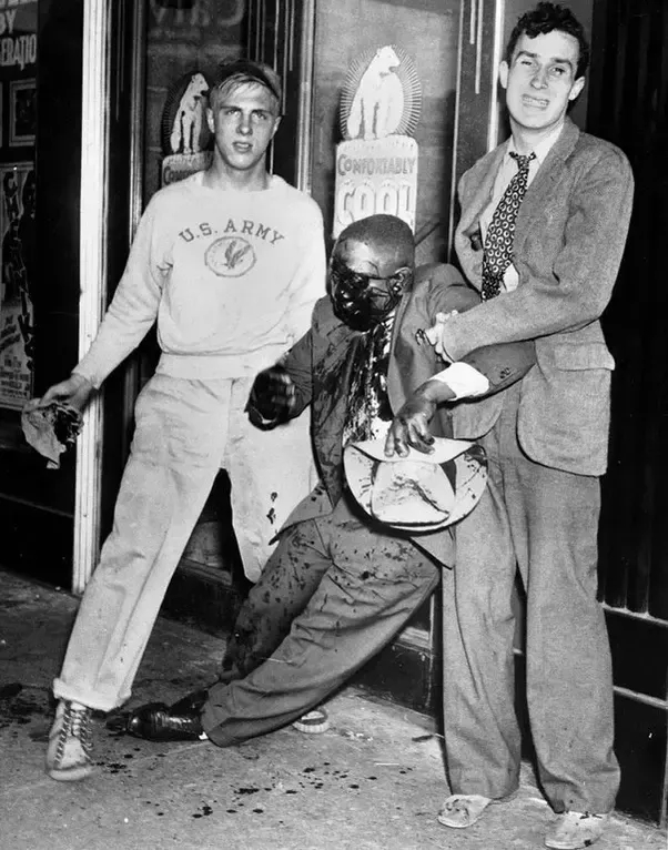 23. Irkçılık protestoları esnasında feci biçimde dövülen siyahi adama yardım eden iki beyaz adam.