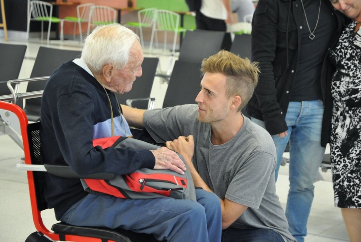 8. 104 yaşındaki Avustralyalı bilim adamının İsviçre'ye gidip ötanazi olmadan önce torunuyla buluştuğu o an.
