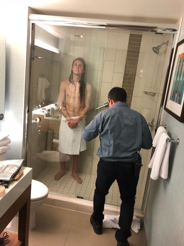 Otelin duşunda mahsur kalmış