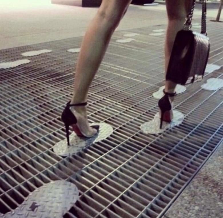 7. Bu tasarım kadınlar için! Topuklu ayakkabı giymiş kadınlar için tasarlanmış mazgalın üzerindeki ayak basma yerleri!