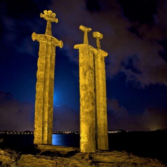 25. Norveç sahilinde “Sverd i fjell” isminde dev bir kılıç anıtı