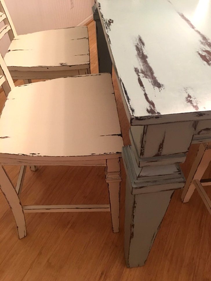 13. Kağıttan yapılmış gibi görünen ahşap masa ve sandalye.