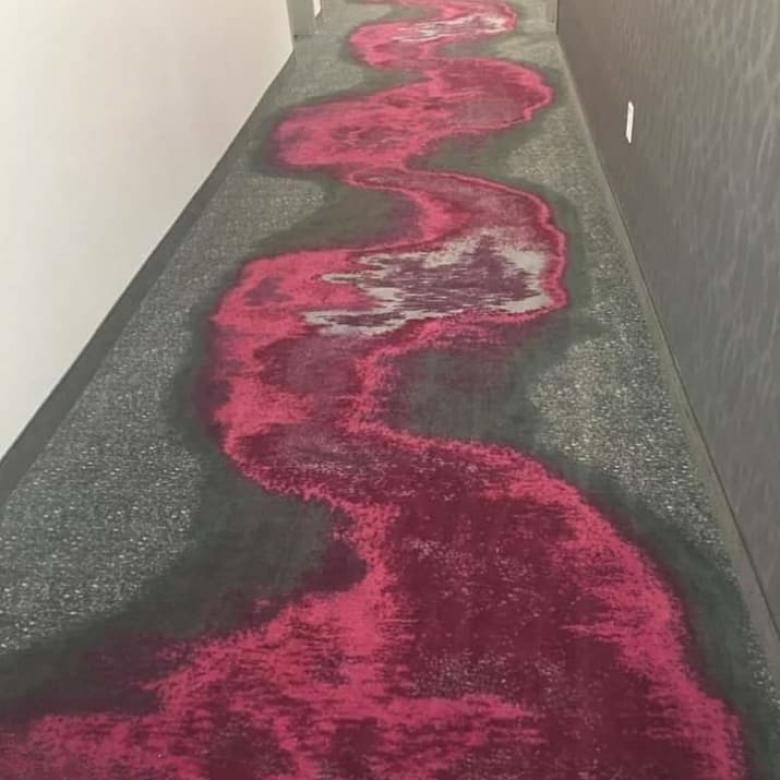 Koridorda katliam yapılmış hissi veren bir halı tasarımı