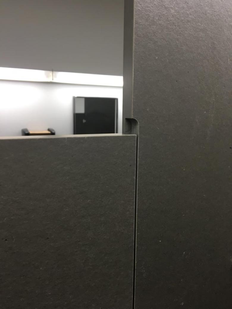 Tuvalet kapıı arasındaki boşluk sıfırlanmış.