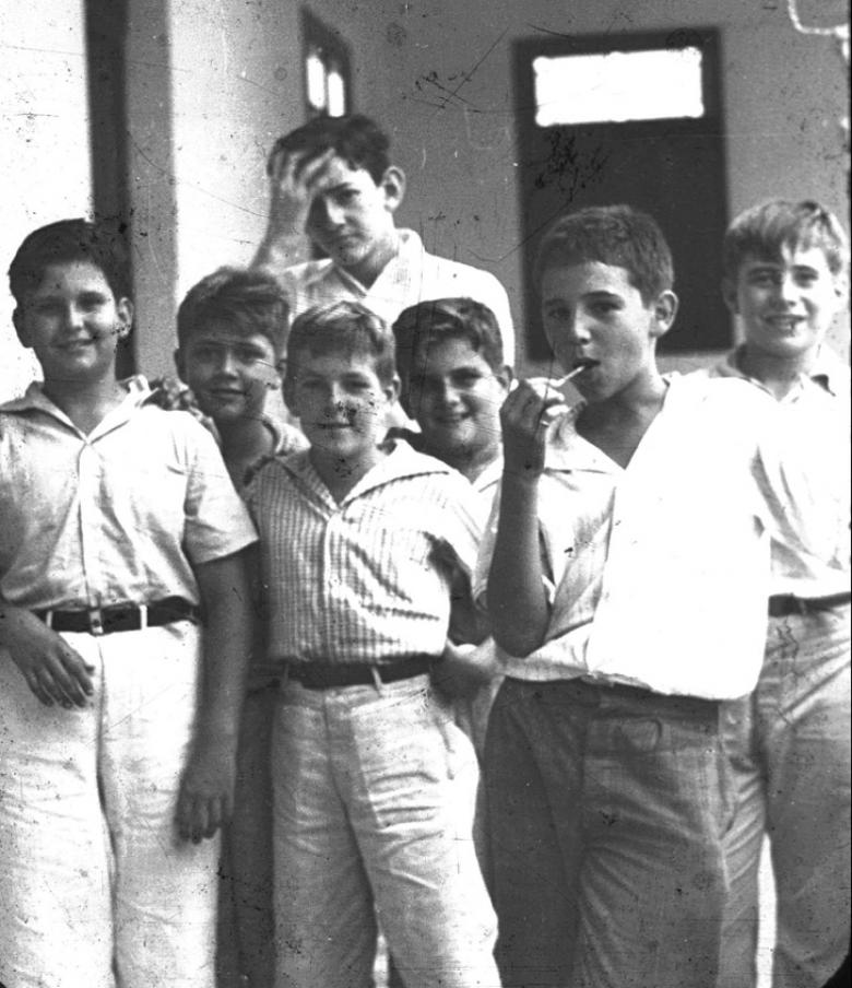 3. Genç Fidel Castro (şeker yiyen) arkadaşlarıyla objektife poz veriyor, Santiago, Küba, 1940