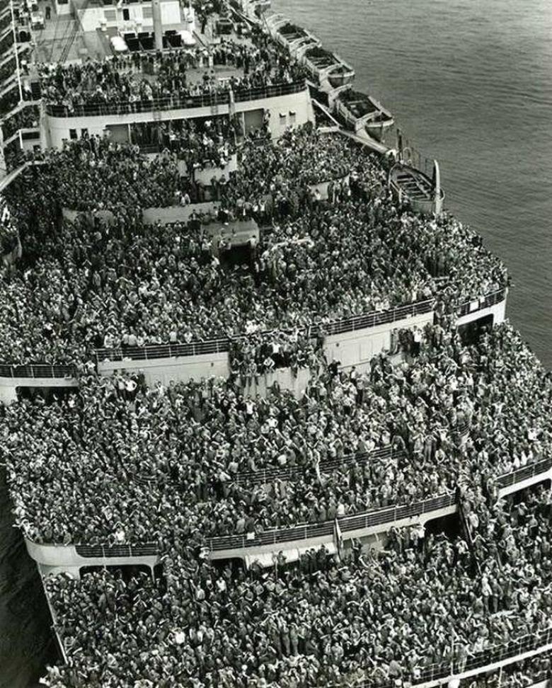 6. Kraliçe Elizabeth gemisi, Amerikan birliklerini New York limanına getiriyor, 1945