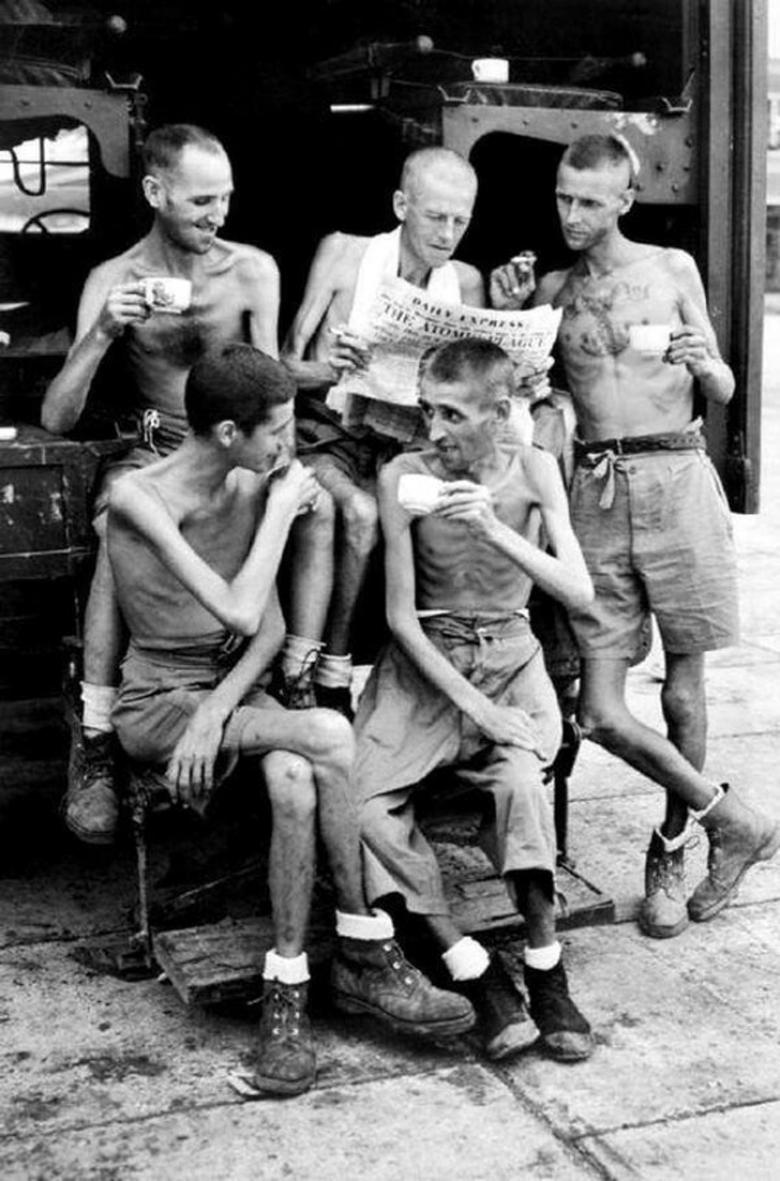 7. Singapur'daki Japon esaretinden kurtulan oldukça zayıflamış oldukları görülen Avustralyalı askerler, 1945
