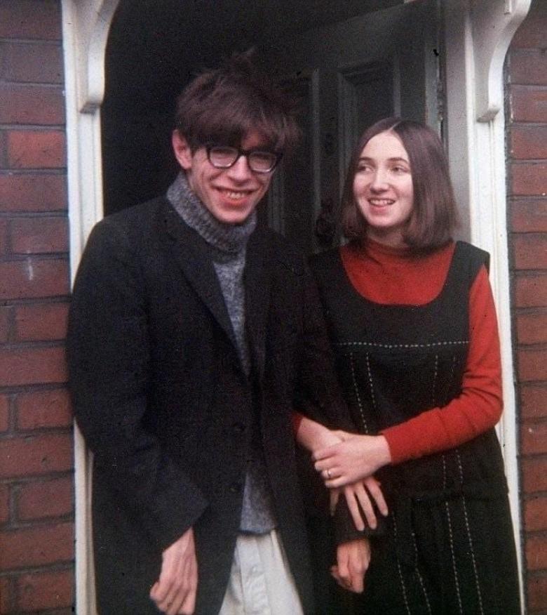 8. Stephen Hawking sonradan eşi olacak kişiyle fotoğraf çekiliyor, 1964