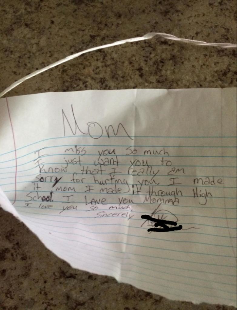 4. Küçük kızın kırdığı ve uzaklarda olan annesine yazdığı özür mesajı