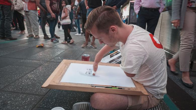 Mariusz Kedzierski, Times Meydanı'nda çizimlerini yaparken...