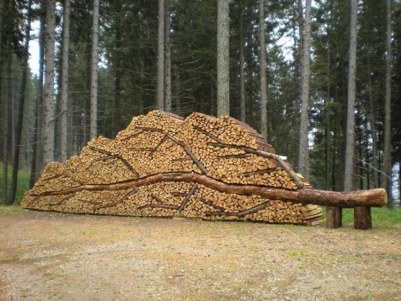 1. Tam bir sanat eserine dönüştürülmüş odun parçaları...