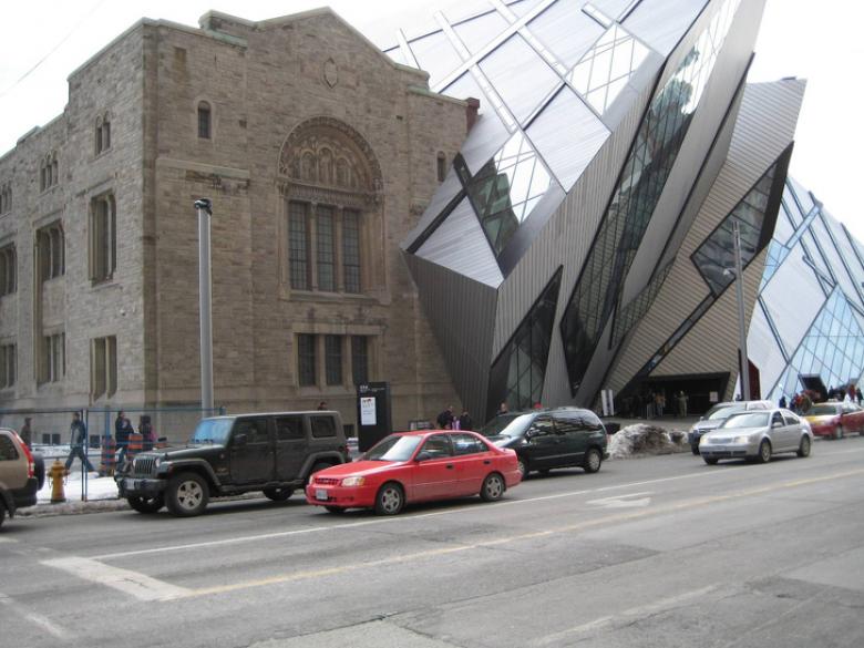 7. Toronto'daki Royal Ontario Müzesi, bir oyundaki yazılım hatası gibi...