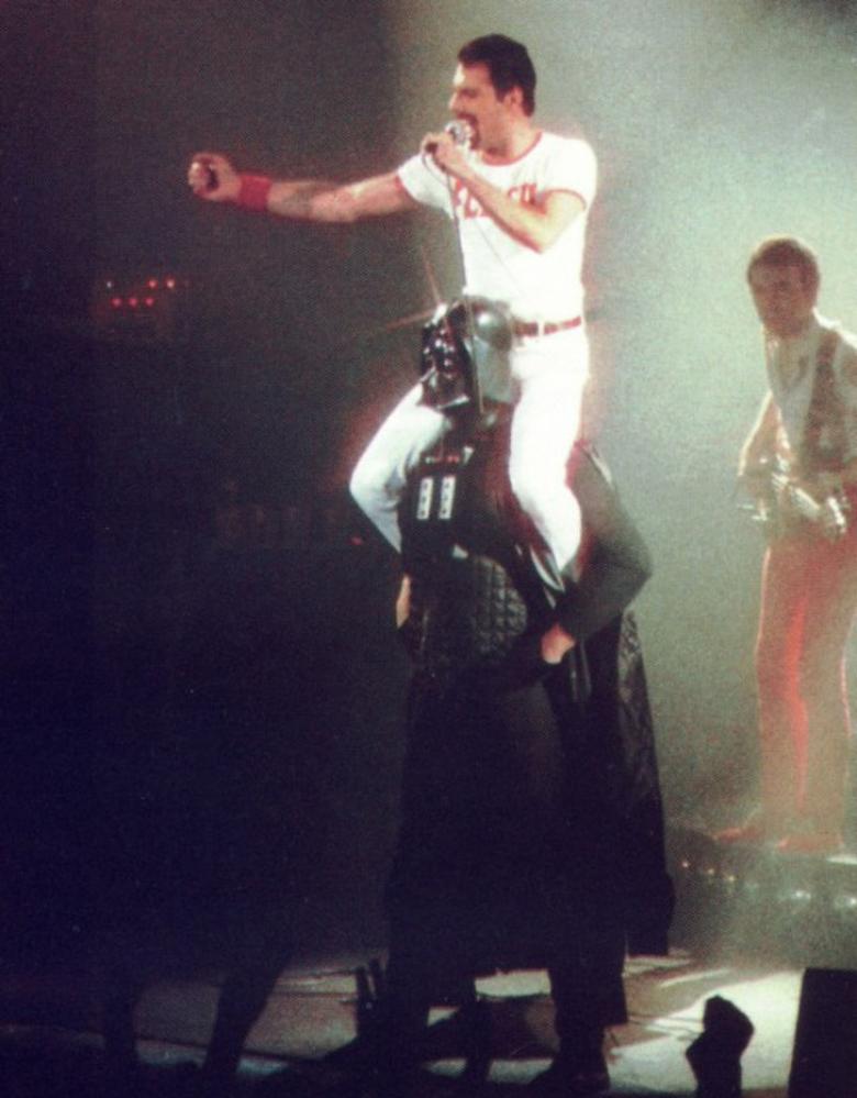 Freddy Mercury, Darth Vader'ın omuzlarına oturuyor, 1980