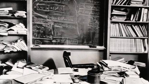 Einstein 'ın ölümünden birkaç saat sonra çalışma masasının resmi