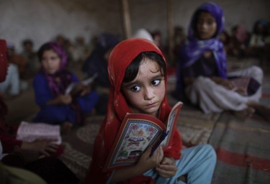 26. 4 yaşındaki Aisha Daud, Pakistan’daki bir okulda.
