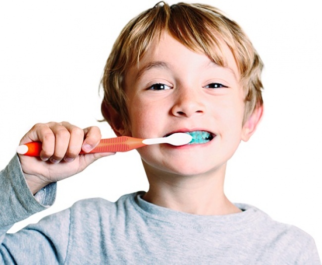 21. Bu diş macunu dişlerin olması gerektiği gibi fırçalanmayan yerlerini maviye boyuyor.