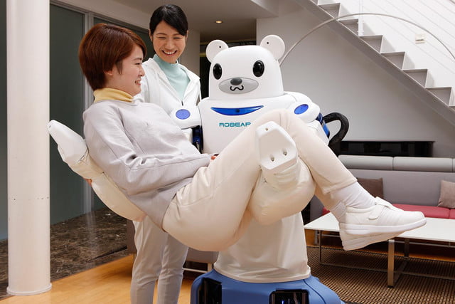 6. Japonya'da bir bakım evinde 20 tane robot çalışmaya başlıyor.