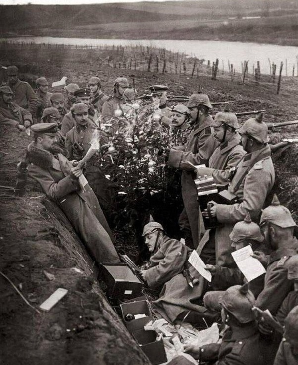 Birinci Dünya Savaşında siperde yılbaşı kutlaması.
