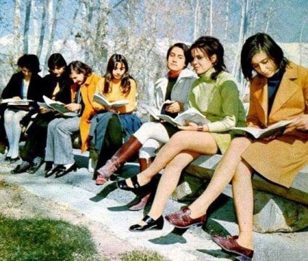 1970 yıllarında Afganistanlı öğrenciler.