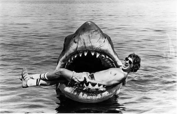 Steven Spielberg 'in Jaws film setinde verdiği poz.