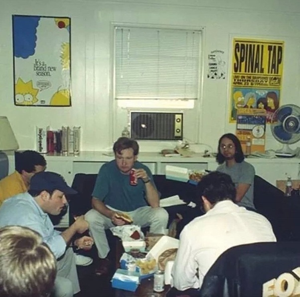 The Simpsons senaristleri ofiste yemek yerken.