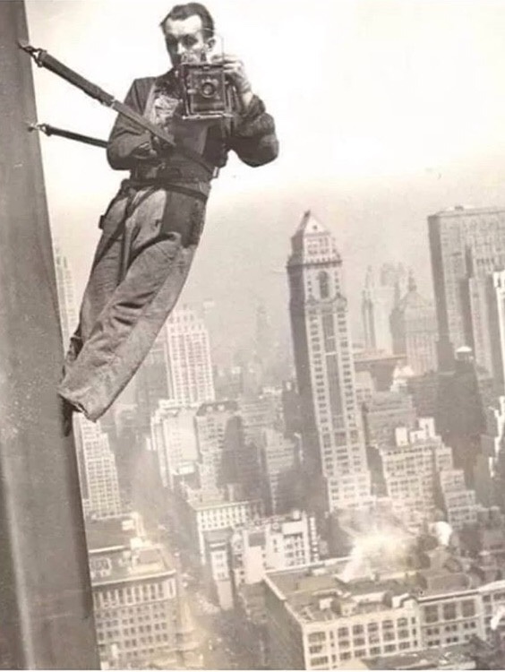 Empire State Binasından sarkan bir fotoğrafçı.