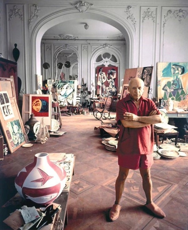 Picasso, Paris'teki stüdyosunda.