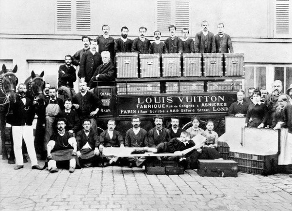 1927 yılında Louis Vuitton teslimat kamyonu ve ekibi.